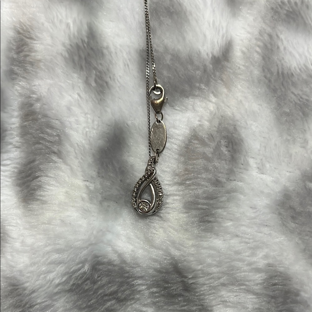 Elegant Silver Teardrop Pendant Necklace